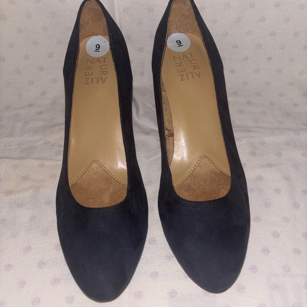 Naturalizer Navy Heels